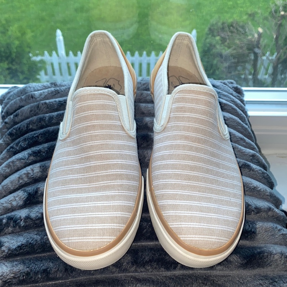 Margaritaville Size 9.5 Slip Tan White Stripe Coastal Nautical like new